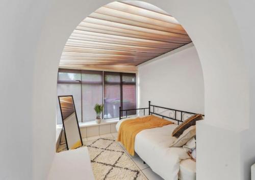 1 dormitorio con cama y ventana en Relaxing Family Hideaway - Stay Longer, Save More!, en North Hykeham