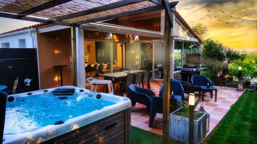 - un bain à remous dans la cour d'un restaurant dans l'établissement DOMAINE DU SOUVENIR, à Saint-Paul-en-Pareds