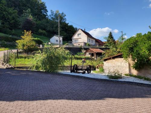 un banc assis sur le côté d'une route dans l'établissement My Zen Thal, à Meisenthal