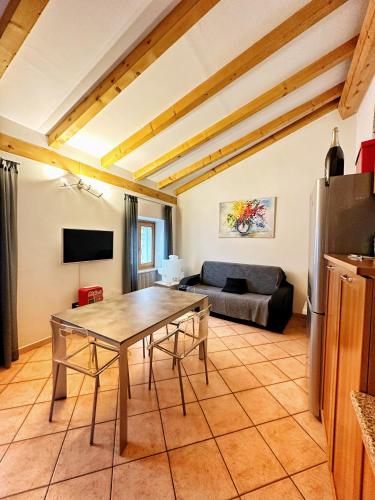 een woonkamer met een tafel en een bank bij Casa Mazzini in Trento