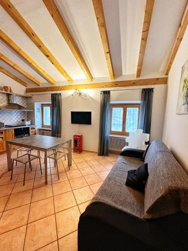 een woonkamer met een tafel en een eetkamer bij Casa Mazzini in Trento
