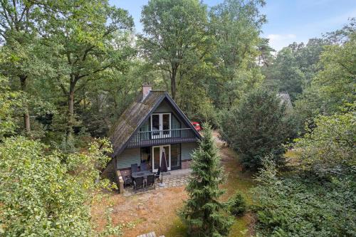 a small house in the middle of a forest at Summio Vakantiepark Herperduin in Herpen