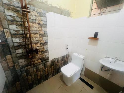 łazienka z toaletą i umywalką w obiekcie Ukali ukalini homes w mieście Sanya Juu