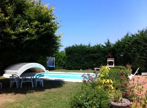 - une piscine dans une cour avec des chaises à côté dans l'établissement Villa de 3 chambres avec piscine chauffée, à Villette-dʼAnthon