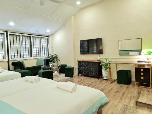 um quarto de hotel com duas camas e uma lareira em Stewart Hotel at 67 By EVR - Newly Renovated 2024 em George Town