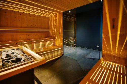 un sauna vide avec un banc dans une pièce dans l'établissement Apartamenty Laguna Beskidow - A50, à Zarzecze