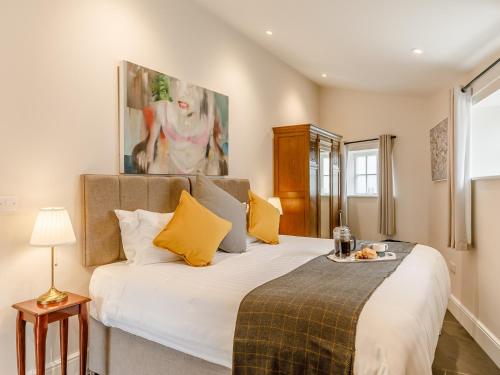 - une chambre avec un grand lit blanc et des oreillers jaunes dans l'établissement 4 Bed in Exmoor 64340, à Challacombe