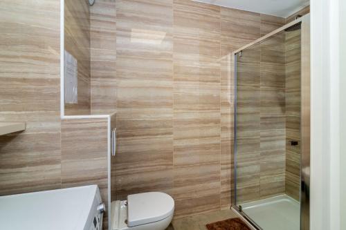 une salle de bain avec toilettes et douche dans l'établissement Les terrasses de l'Isolella, à Porticcio