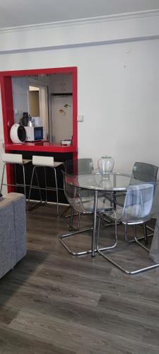 een eetkamer met een glazen tafel en stoelen bij Apartamentos Crispin Anais in Corella