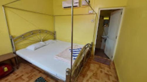 - une chambre dotée d'un grand lit avec un cadre métallique dans l'établissement Dreamland Resort , PORTBLAIR, à Havelock Island