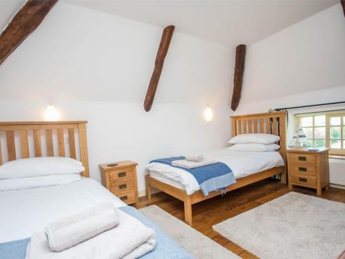 um quarto com 2 camas e uma janela em 3 Bed in Lulworth Cove DC023 em West Lulworth