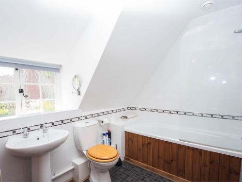 een badkamer met een bad, een toilet en een wastafel bij 2 Bed in East Chaldon DC025 