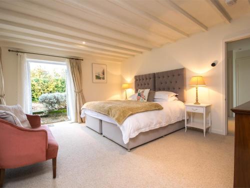 Un dormitorio con una cama grande y una ventana en 4 Bed in Coryates DC041, en Portesham