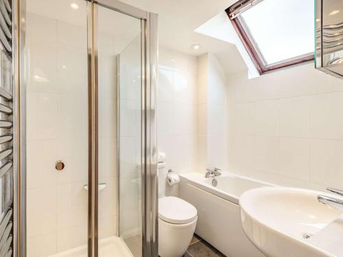 uma casa de banho com um WC, um lavatório e um chuveiro em 3 Bed in Winfrith Newburgh DC108 em Winfrith Newburgh