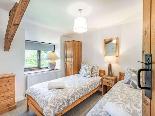 um quarto com 2 camas e uma janela em 3 Bed in Winfrith Newburgh DC108 em Winfrith Newburgh