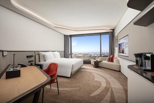 Katil atau katil-katil dalam bilik di Radisson Collection Lingang Shanghai