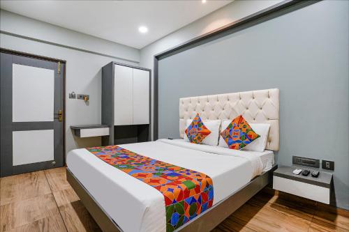 מיטה או מיטות בחדר ב-FabHotel Grand Inn I