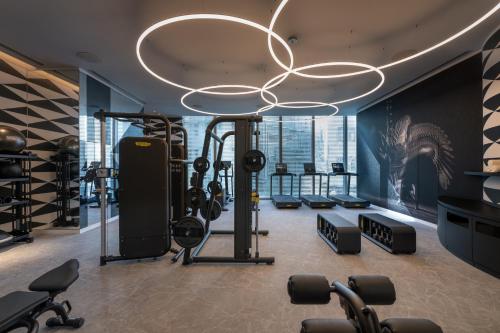 香港的住宿－Mondrian Hong Kong，一间健身房,配有数台跑步机和举重器材