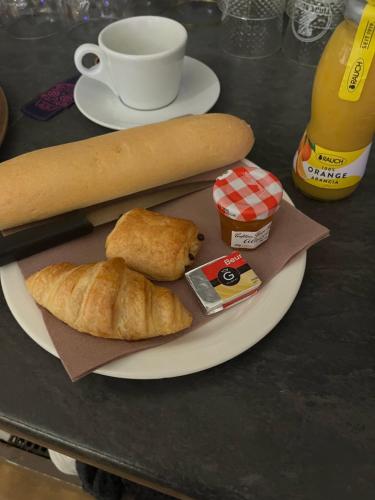 une assiette avec du pain et un rouleau sur une table dans l'établissement La Cigogne, à Panissières