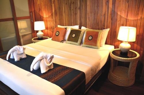 Habitación de hotel con 2 camas y toallas. en Tamarind Lodge, en Mae Nam