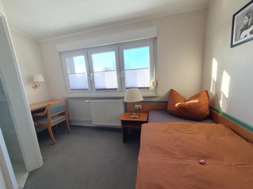 a bedroom with a bed and a desk and a table at Neumühler Hof- Ferienwohnung "Thomas" 3 Zimmer,3 Bäder mit Dusche, kostenfreie Parkplätze vor dem Haus in Schwerin