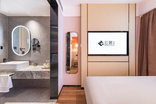 Kúpeľňa v ubytovaní Yunju Hotel Beijing Yonghe Palace Guijie Siheyuan