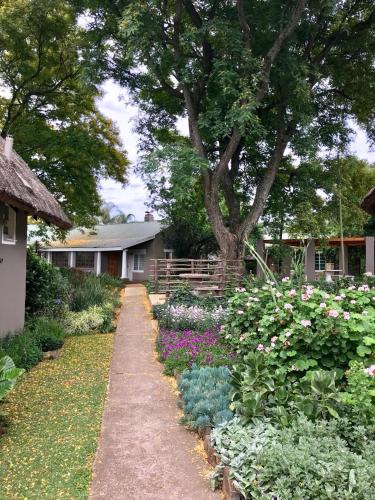 Taman di luar The Nest Drakensberg Mountain Resort Hotel