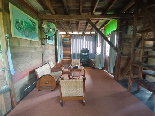 Ein Sitzbereich in der Unterkunft Kebun Hanoman Villa