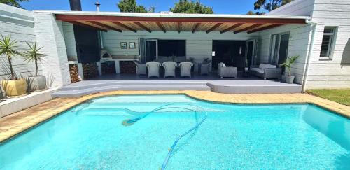 Πισίνα στο ή κοντά στο Central Stellenbosch Home (4 bed, pool & inverter)