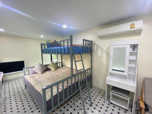 1 Schlafzimmer mit 2 Etagenbetten und einem Spiegel in der Unterkunft แอนฟาร์มรีสอร์ทแอนด์คาเฟ่ลำปาง 