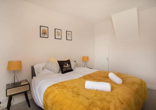 1 dormitorio con 1 cama grande y 2 toallas. en 4 Bedroom Apartment with non-smoking room, easy access to all amenities, free Wi-Fi & Parking - Big monthly price reduction, en Lincolnshire