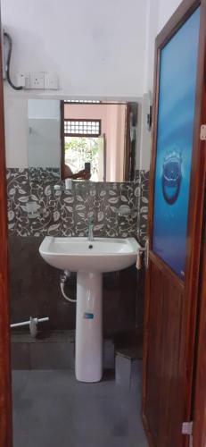 a bathroom with a sink and a counter top at Daresh hime stay in Maskeliya