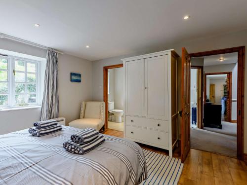 um quarto com uma cama com duas almofadas em 4 Bed in Lulworth Cove DC176 em West Lulworth