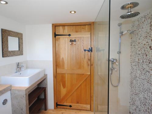 Bathroom sa 5 Bed in Worth Matravers DC201