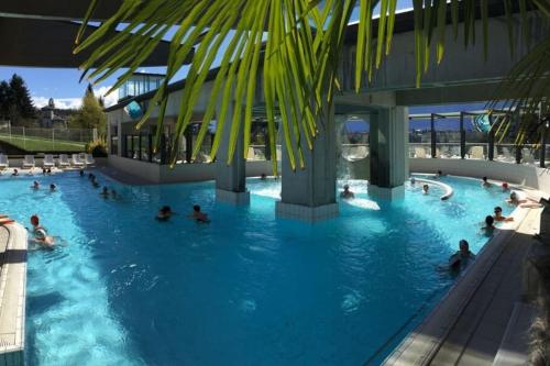 un groupe de personnes dans une piscine dans l'établissement Lés clés du Revard 4 couchages, à Trévignin