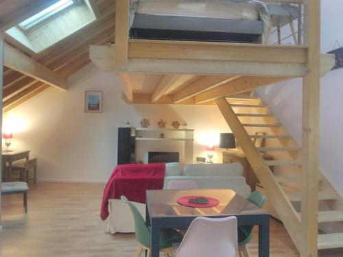 - un salon avec des lits superposés dans une mezzanine dans l'établissement Lés clés du Revard 4 couchages, à Trévignin