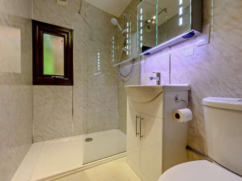 y baño con ducha, aseo y lavamanos. en 2 Bed in Ambleside 75731, en Grasmere