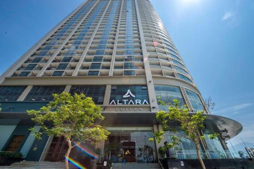un edificio alto con un cartel en la parte delantera en Luxury 2Bedroom Apartment with Ocean view 25th Floor, en Da Nang