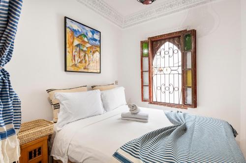 丹吉爾的住宿－Maison Ghazal，一间卧室设有一张床和一个窗口