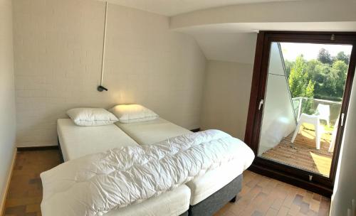 Habitación con 2 camas y balcón. en Nenuphar en Vielsalm