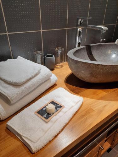 a bathroom with a sink and a counter with towels at Au Cœur des Lacs - Chambres d'hôtes in Gérardmer