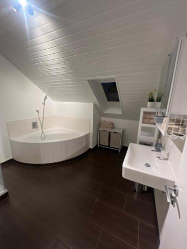 La salle de bains est pourvue d'une baignoire et d'un lavabo. dans l'établissement Ferien Haus Chino Bad Kissingen/Garitz, à Bad Kissingen