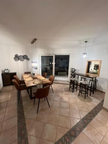 - une salle à manger avec une table et des chaises dans l'établissement Ferien Haus Chino Bad Kissingen/Garitz, à Bad Kissingen