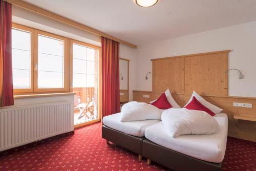 ein Schlafzimmer mit einem Bett mit zwei Kissen darauf in der Unterkunft Bacherhof in Sankt Anton am Arlberg