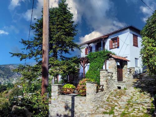 Το κτήριο όπου στεγάζεται  η παραθεριστική κατοικία