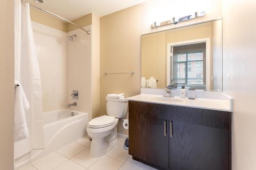 La salle de bains est pourvue d'un lavabo, de toilettes et d'une baignoire. dans l'établissement Reston 1br w bbq grills close to shopping WDC-837, à Reston