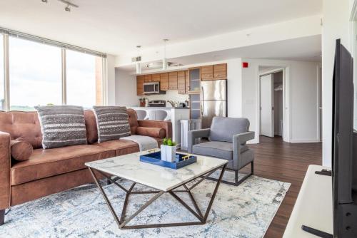 A seating area at Tysons Corner 2br w concierge nr shopping mall WDC-815