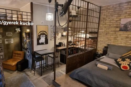 - une chambre avec un lit et un bureau dans l'établissement URBAN in Old Town (Kecskemét), à Kecskemét