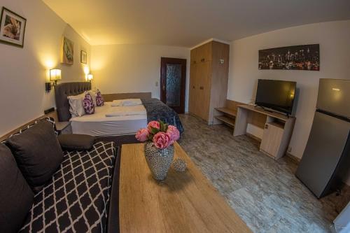 ein Wohnzimmer mit einem Bett und einem Sofa in der Unterkunft Apparthotel Alte Innbrücke-24Std-Self-Check In in Neuhaus am Inn