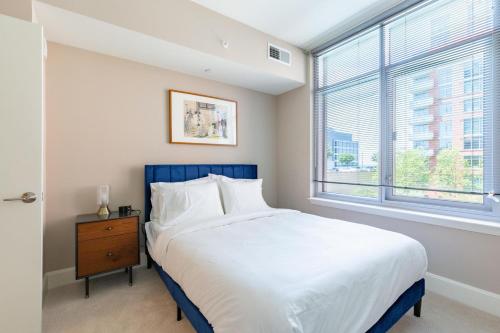 Reston 1br w biz center 5 mi from hospital WDC-834 في ريستون: غرفة نوم بسرير كبير ونافذة